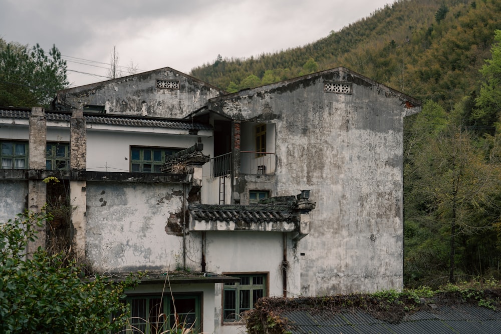 an old run down building with a lot of windows