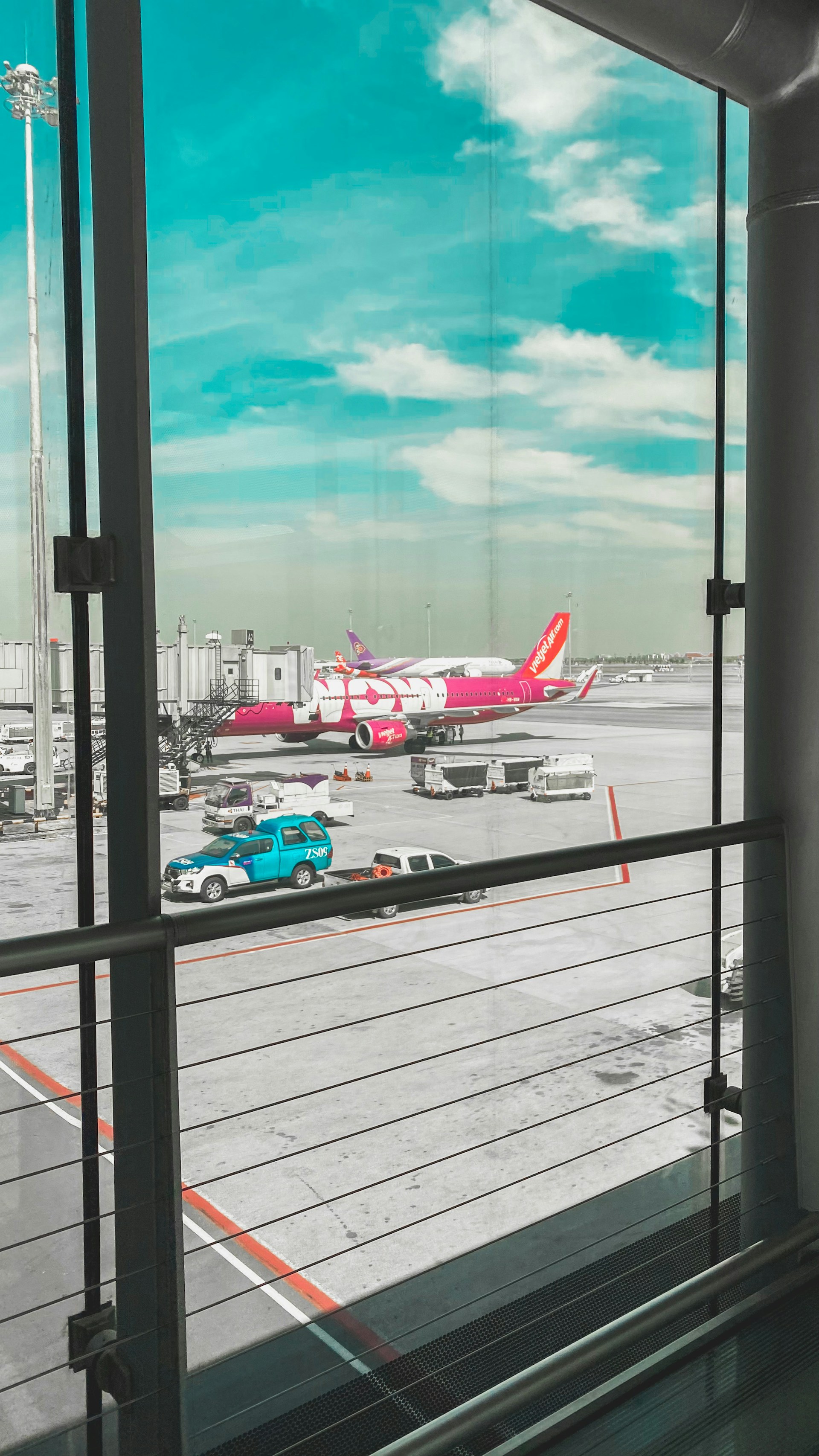 gray computer monitor