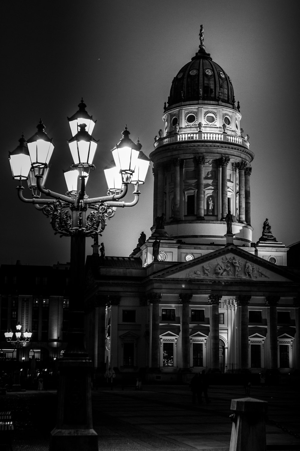 uma foto em preto e branco de um edifício à noite