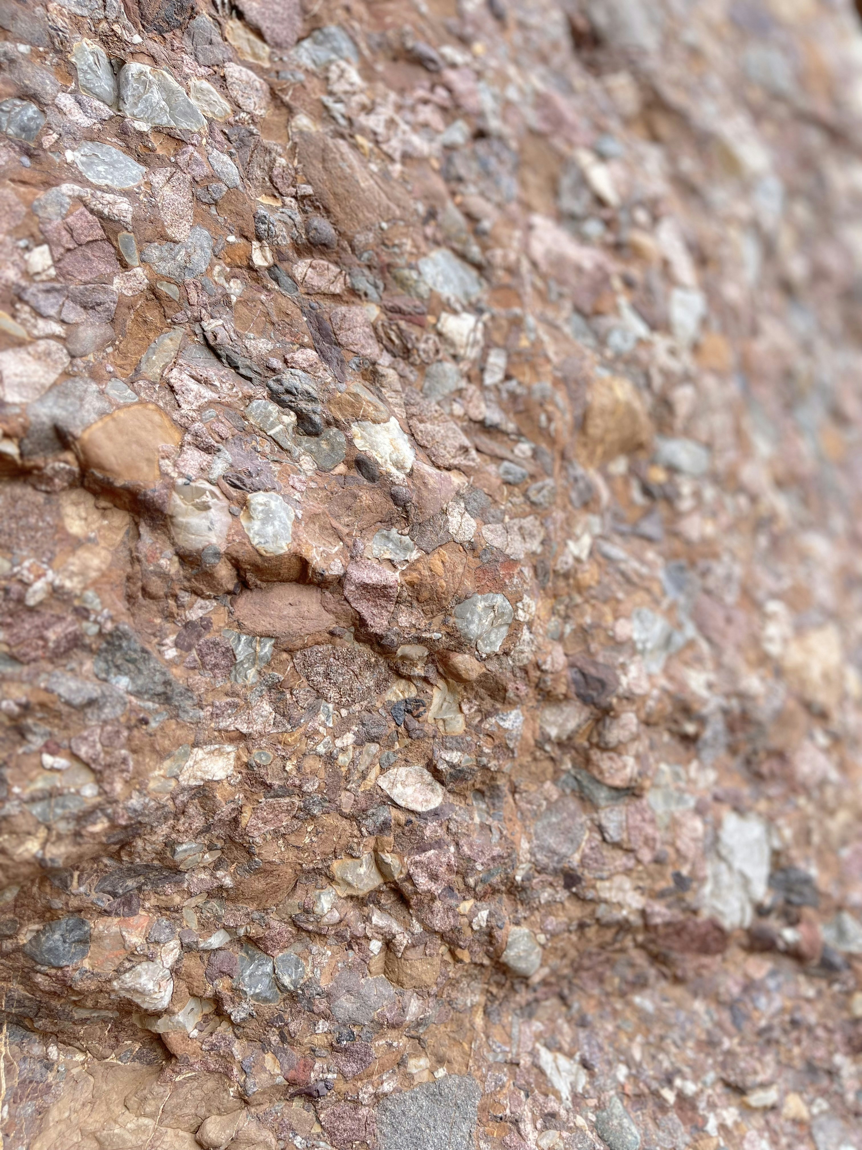 Pierres et cristaux minéraux naturels gris et blancs sur surface rocheuse texturée, éclairage neutre