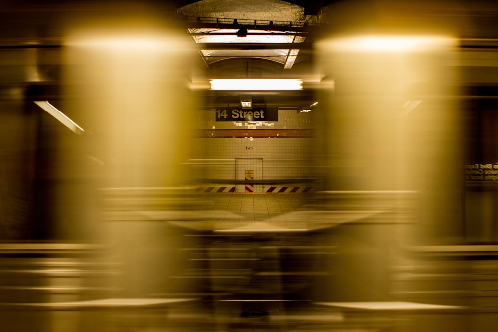 uma foto borrada de uma estação de metrô