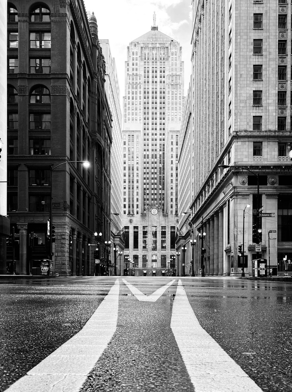 a black and white photo of a city street