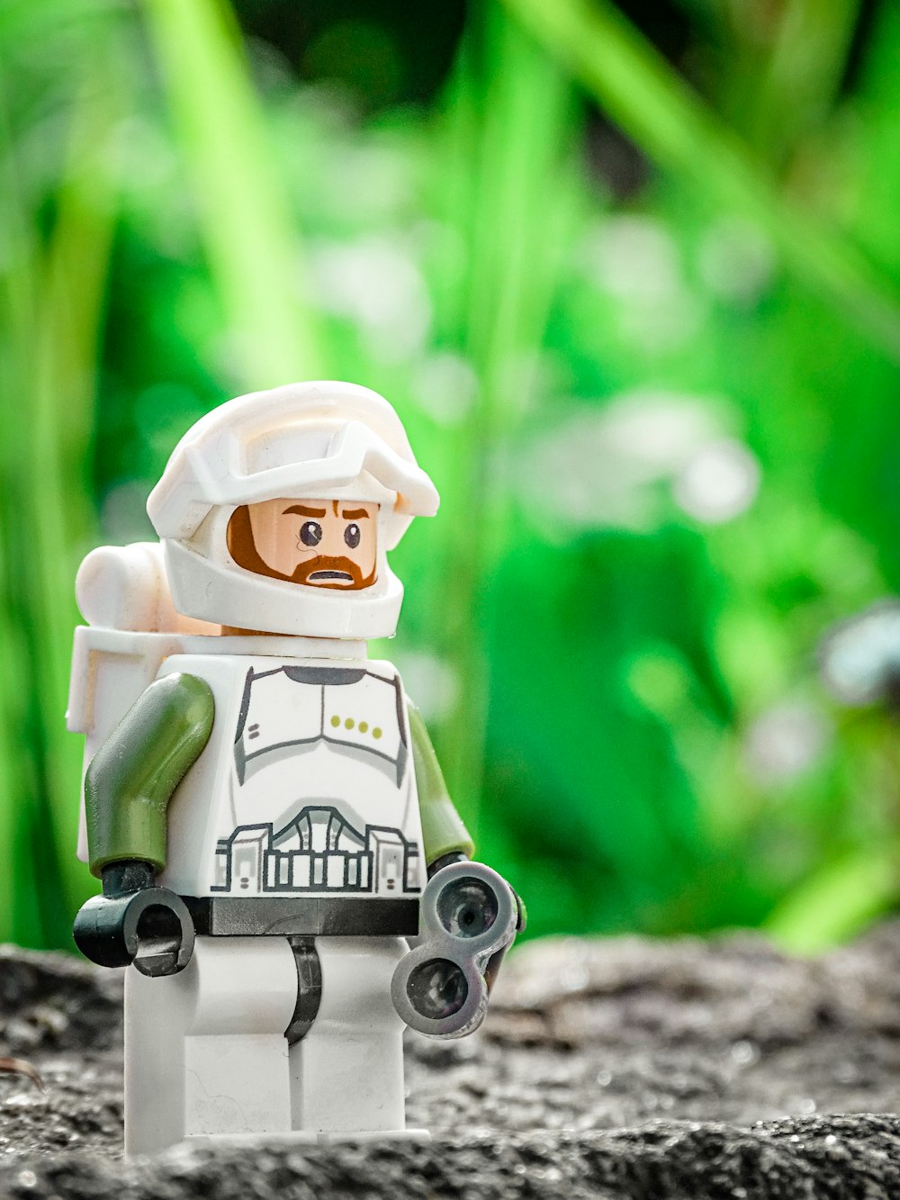 Un personnage LEGO Star Wars tenant un objet vert photo – Photo Jouet  Gratuite sur Unsplash