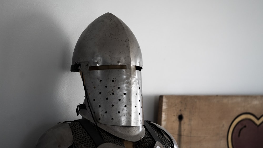 um capacete de cavaleiro e armadura em exibição em uma sala