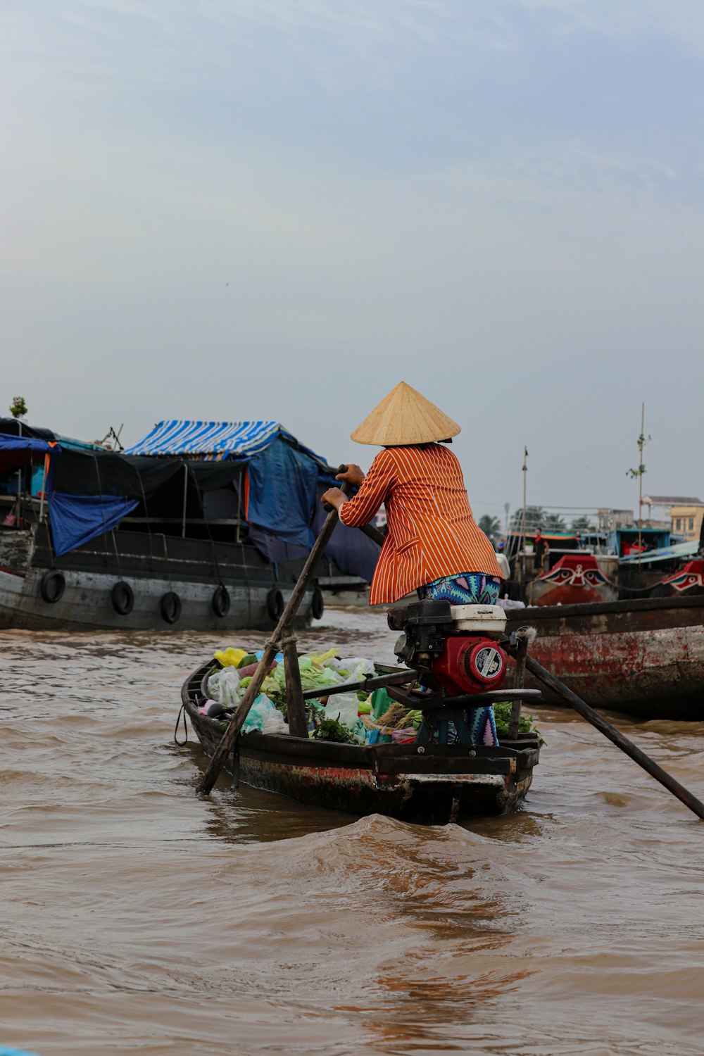 Una mujer está remando un bote en el agua