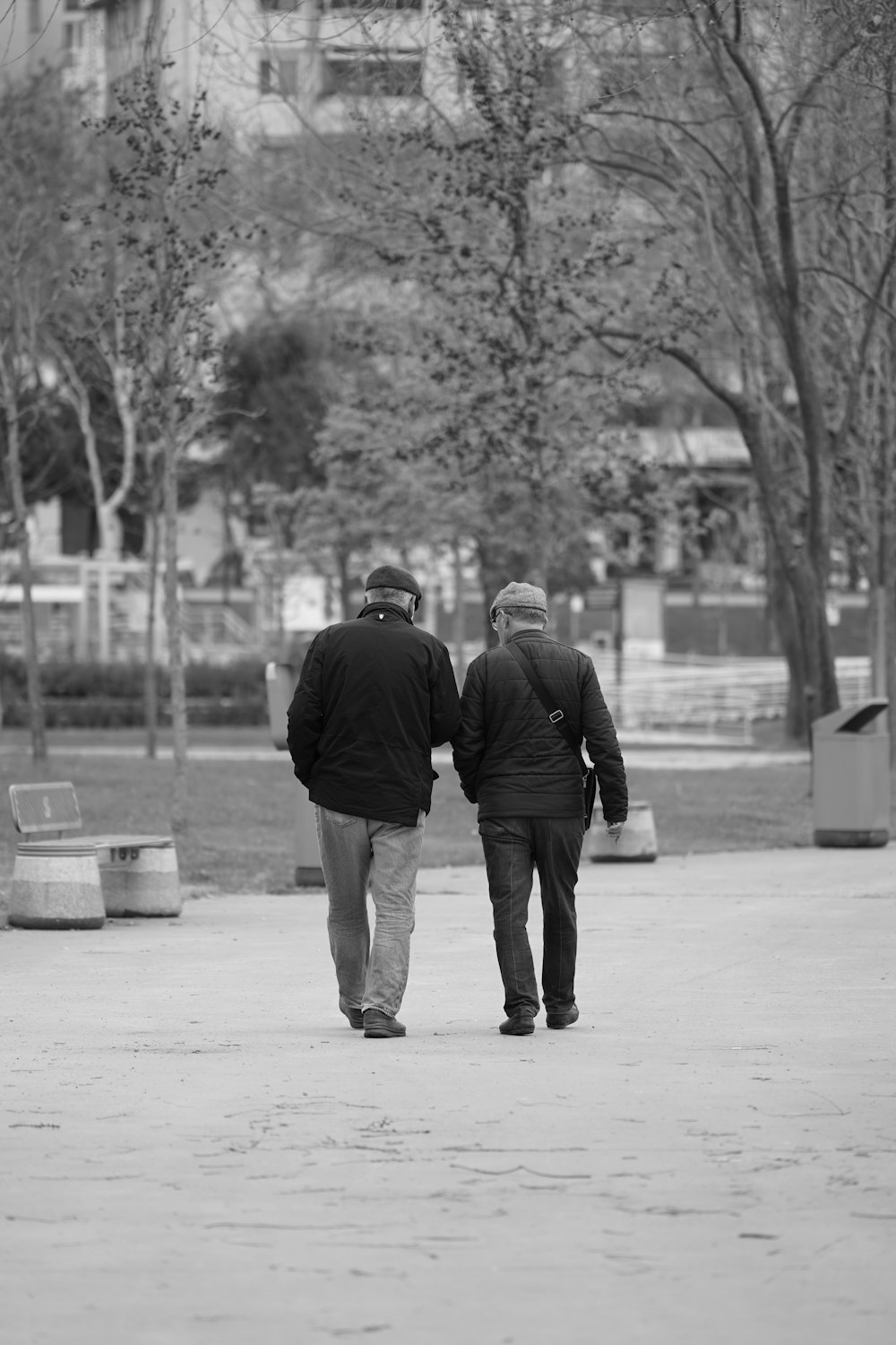 Un par de personas caminando por una calle