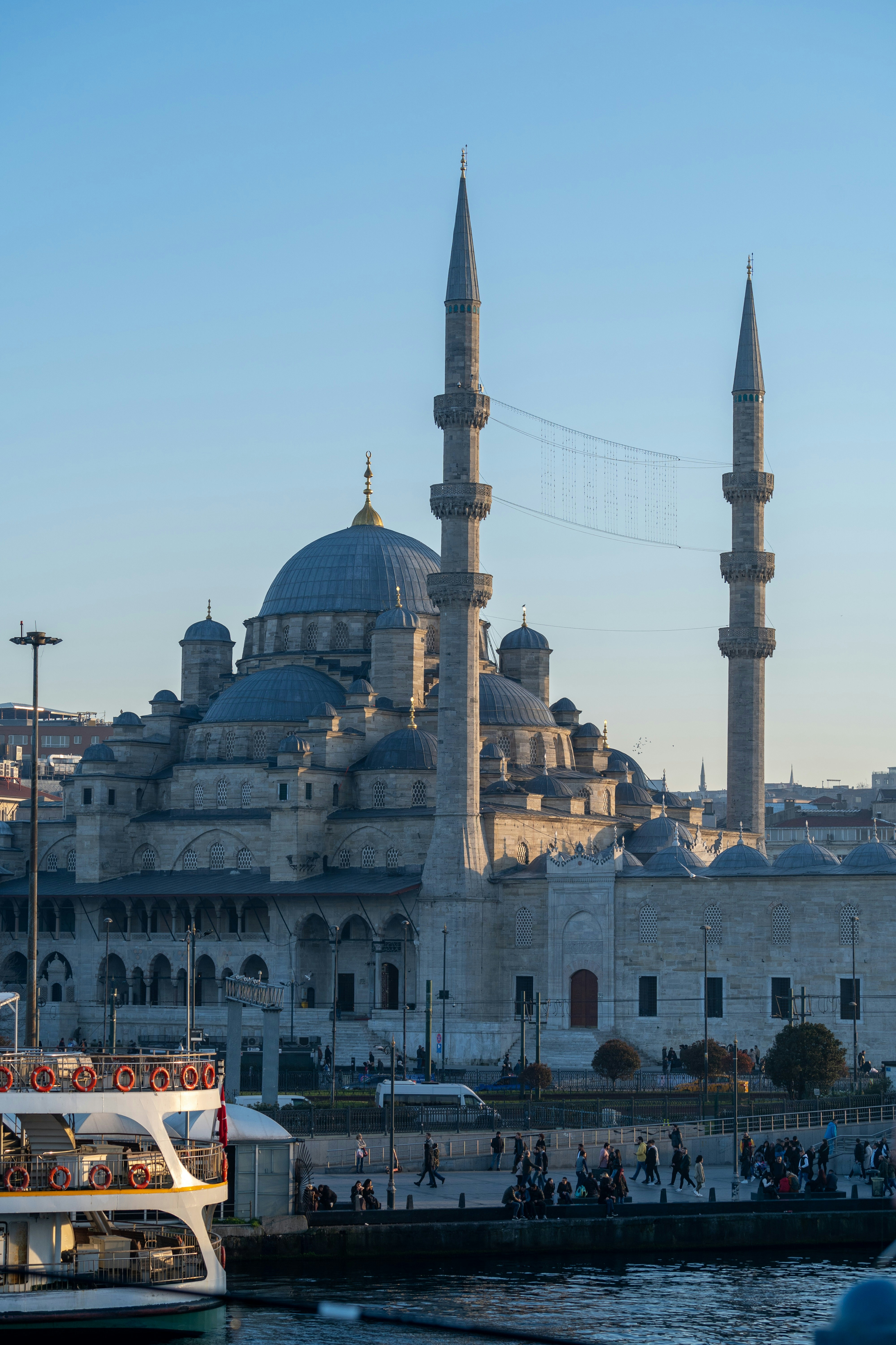 a large building with a very tall tower next to a body of water - mosque - a-large-building-with-a-very-tall-tower-next-to-a-body-of-water-RlqNZ4C6UVg