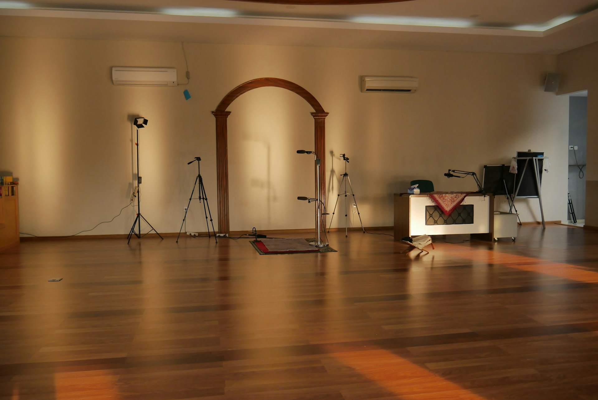 gray computer monitor