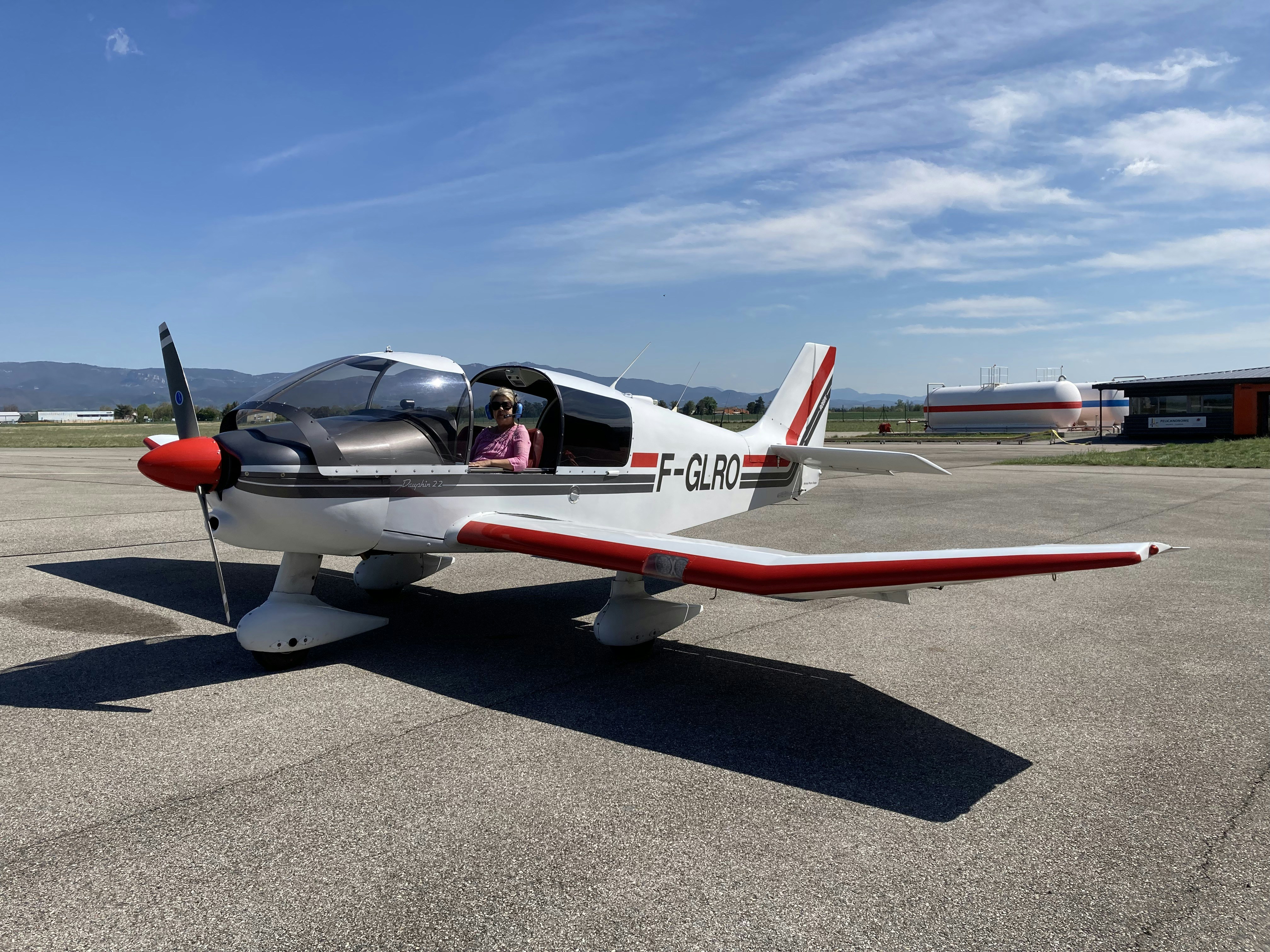 Un pequeño avión sentado encima de la pista de un aeropuerto