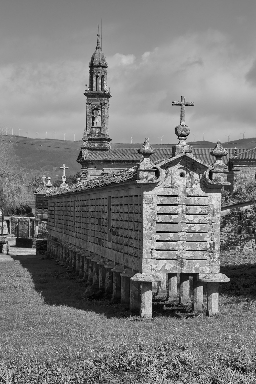 Una foto in bianco e nero di un cimitero