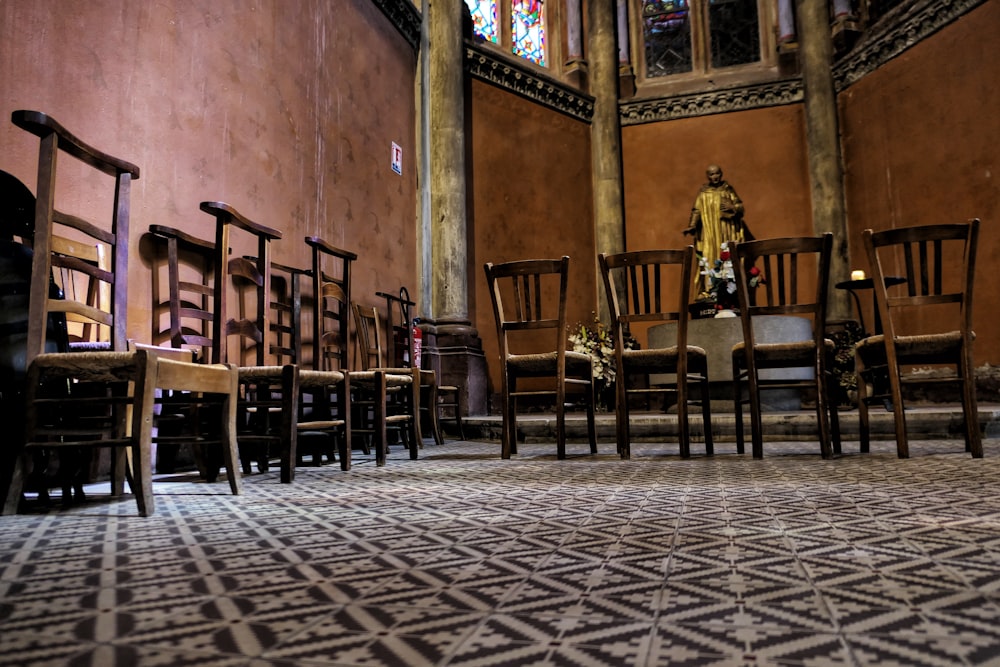 a row of wooden chairs sitting next to each other