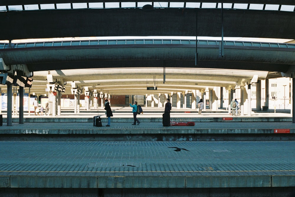 Un grupo de personas de pie en la parte superior de una plataforma de tren