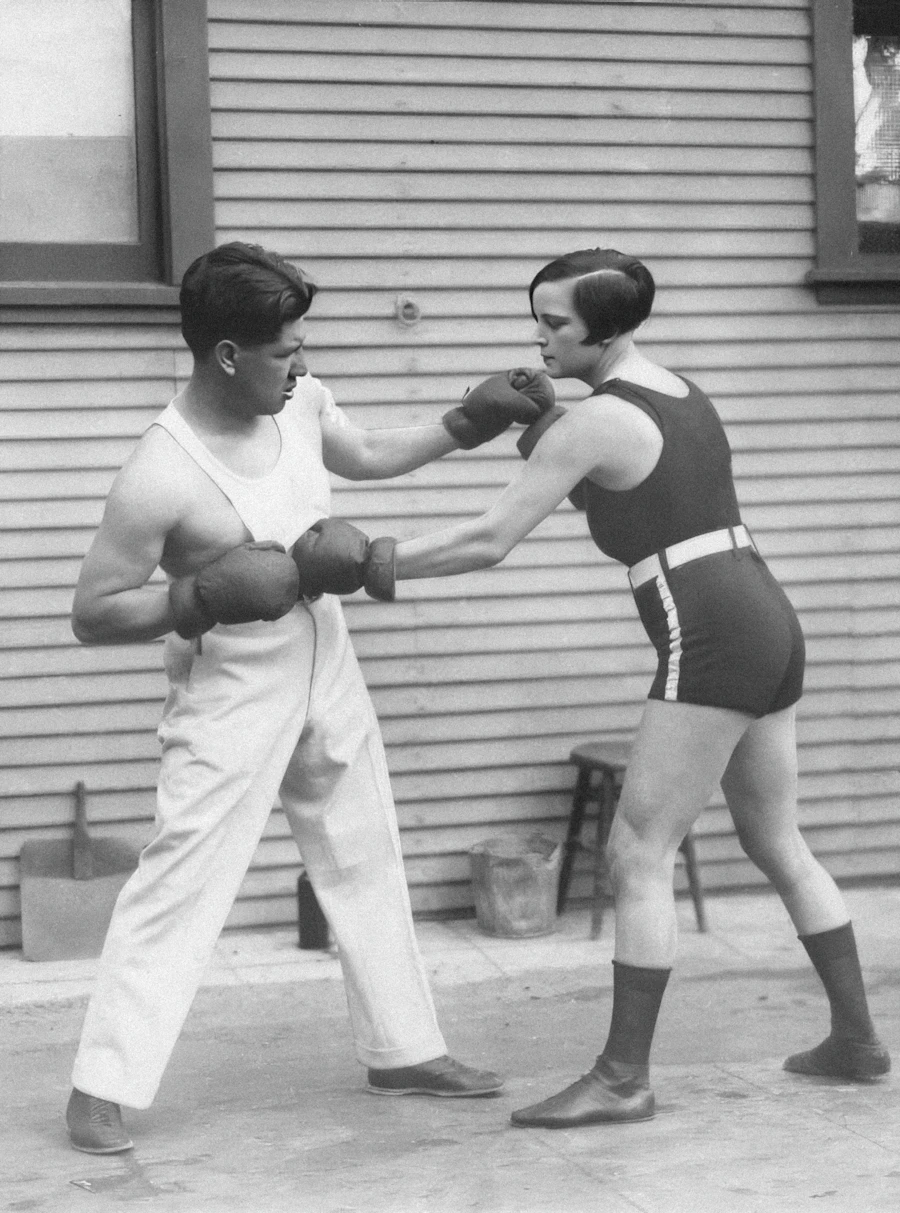 An old black-and-white photograph of two men boxing