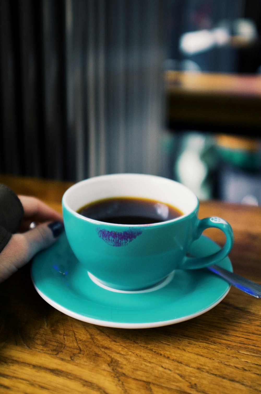 uma xícara de café sentada em cima de um pires azul