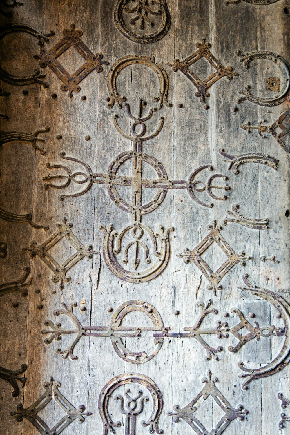 un primo piano di un oggetto metallico con un disegno su di esso