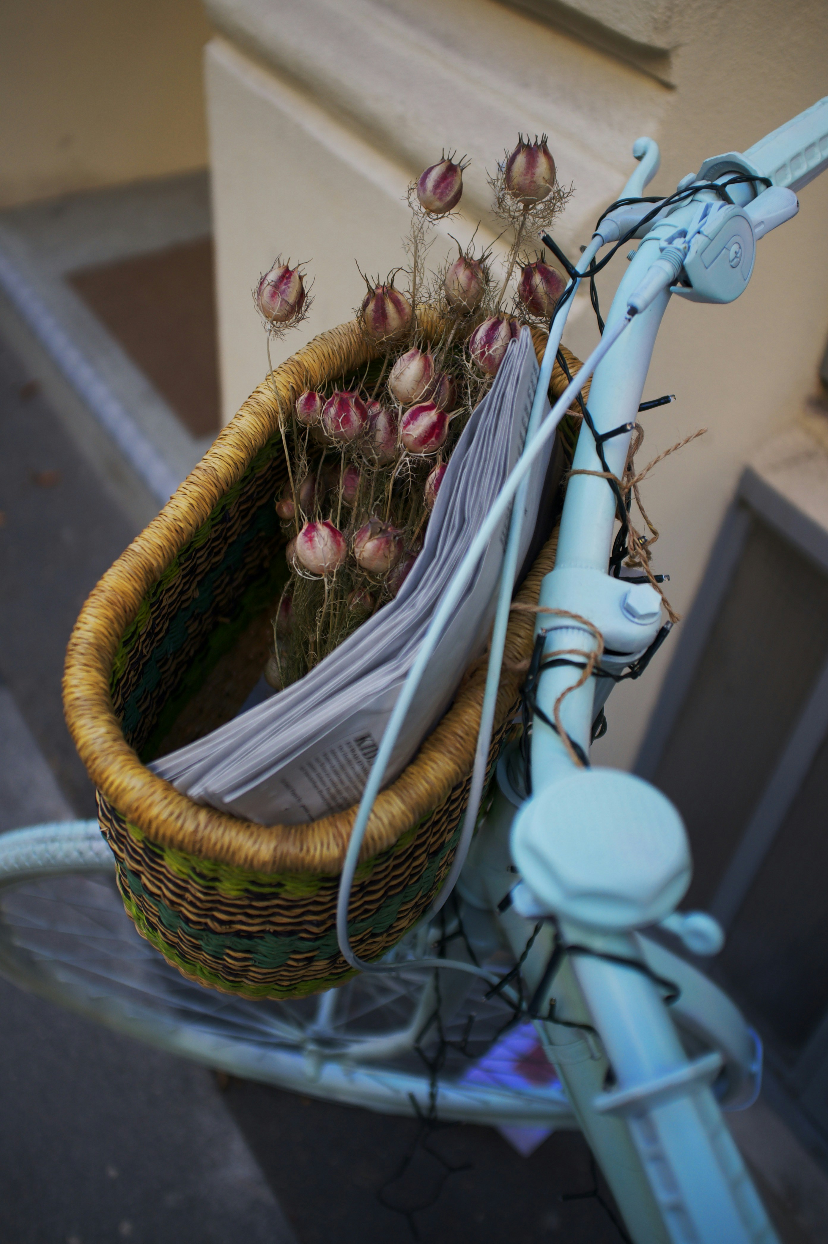 Un magnifique panier-cadeau de pendaison de crémaillère joliment emballé avec un ruban