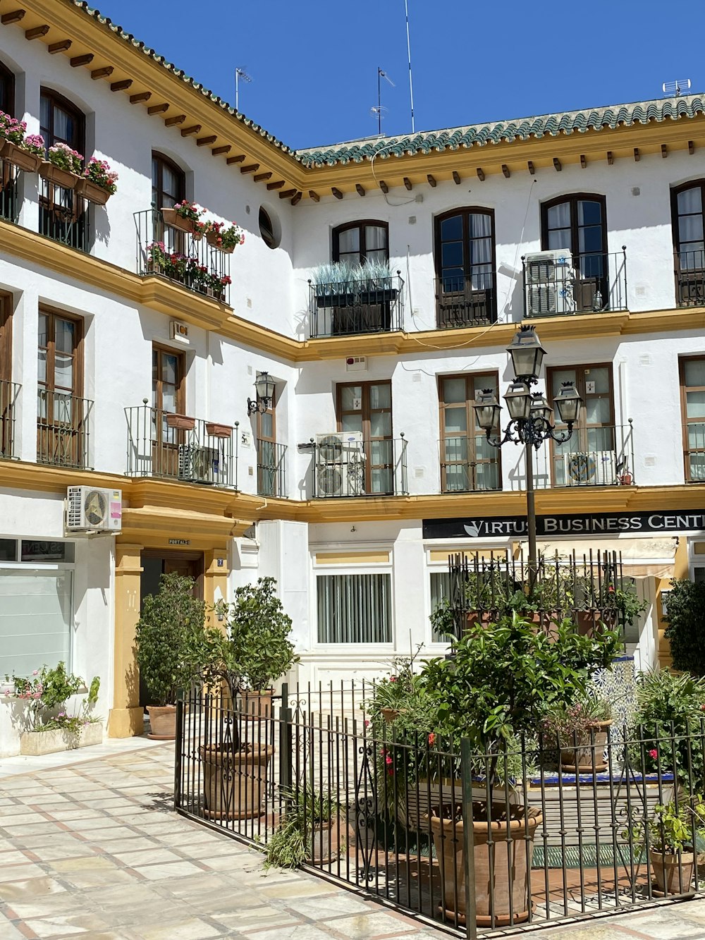 Un edificio blanco con muchas ventanas y balcones