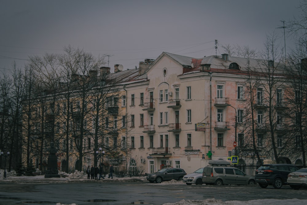 a group of cars parked in front of a tall building