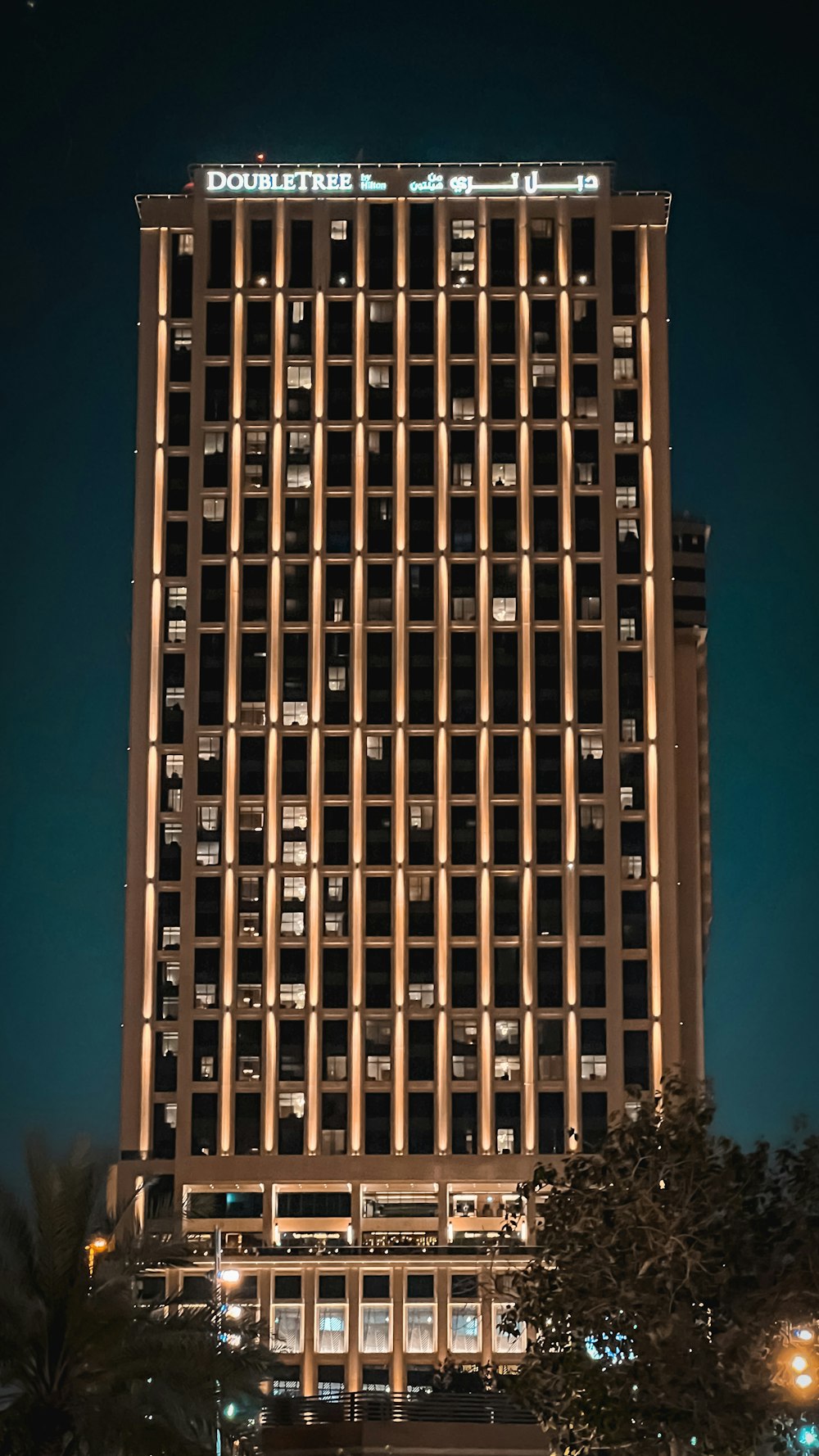 um edifício muito alto com muitas janelas