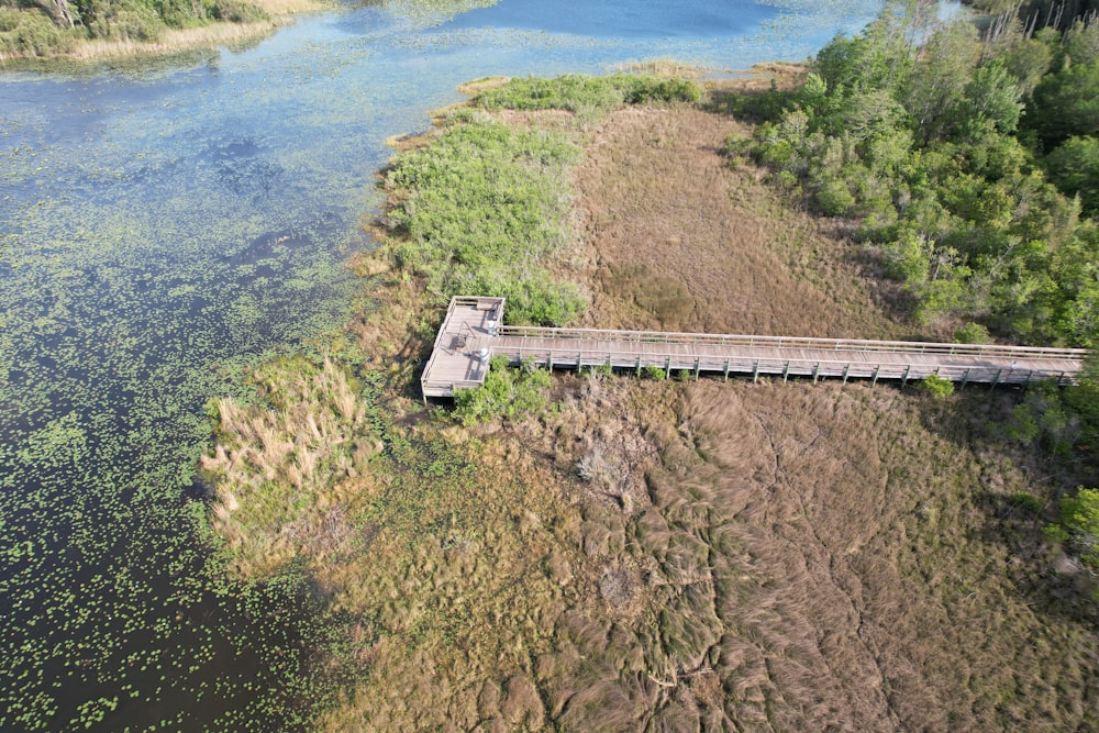 川に架かる橋の航空写真