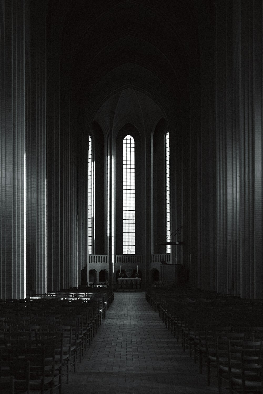 Eine leere Kirche mit Reihen von Kirchenbänken