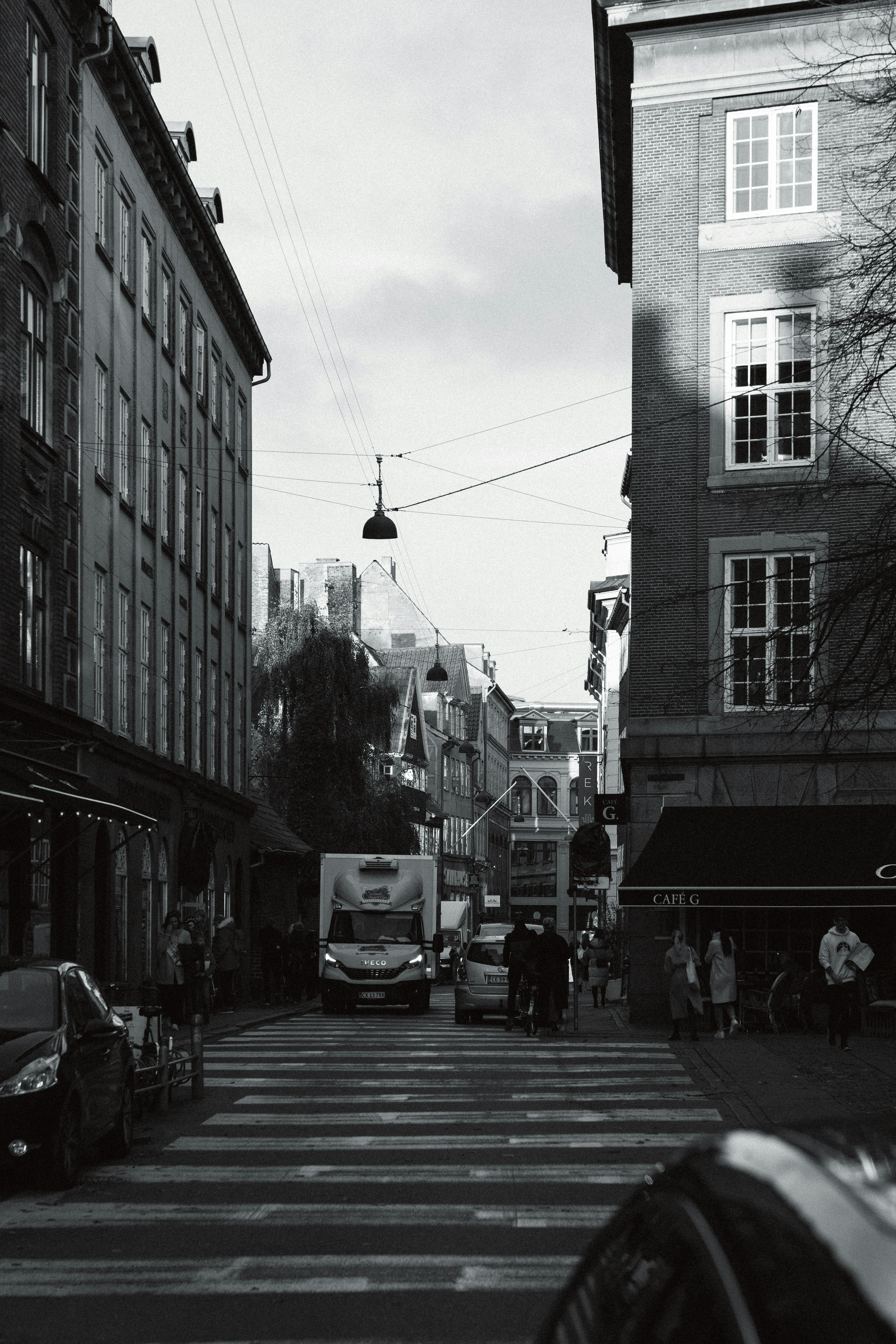 a black and white photo of a city street