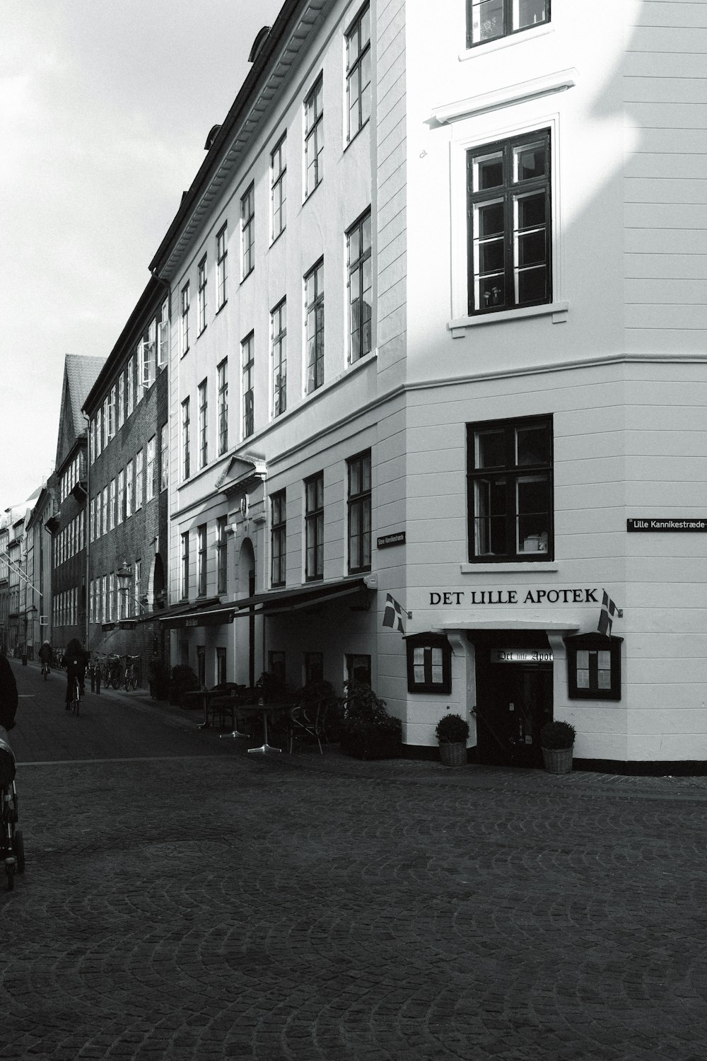 a black and white photo of a building