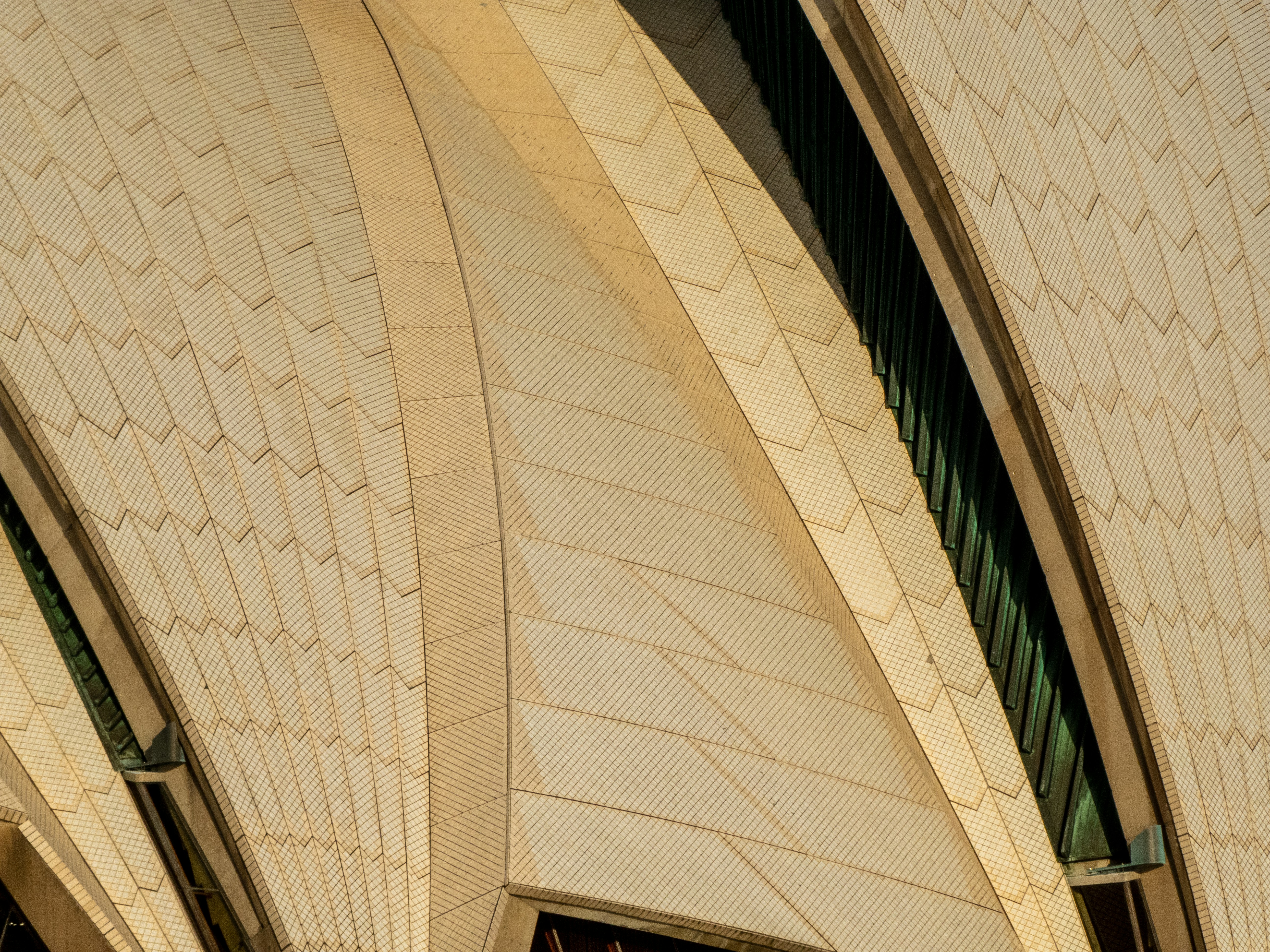 un orologio sul lato di un grande edificio