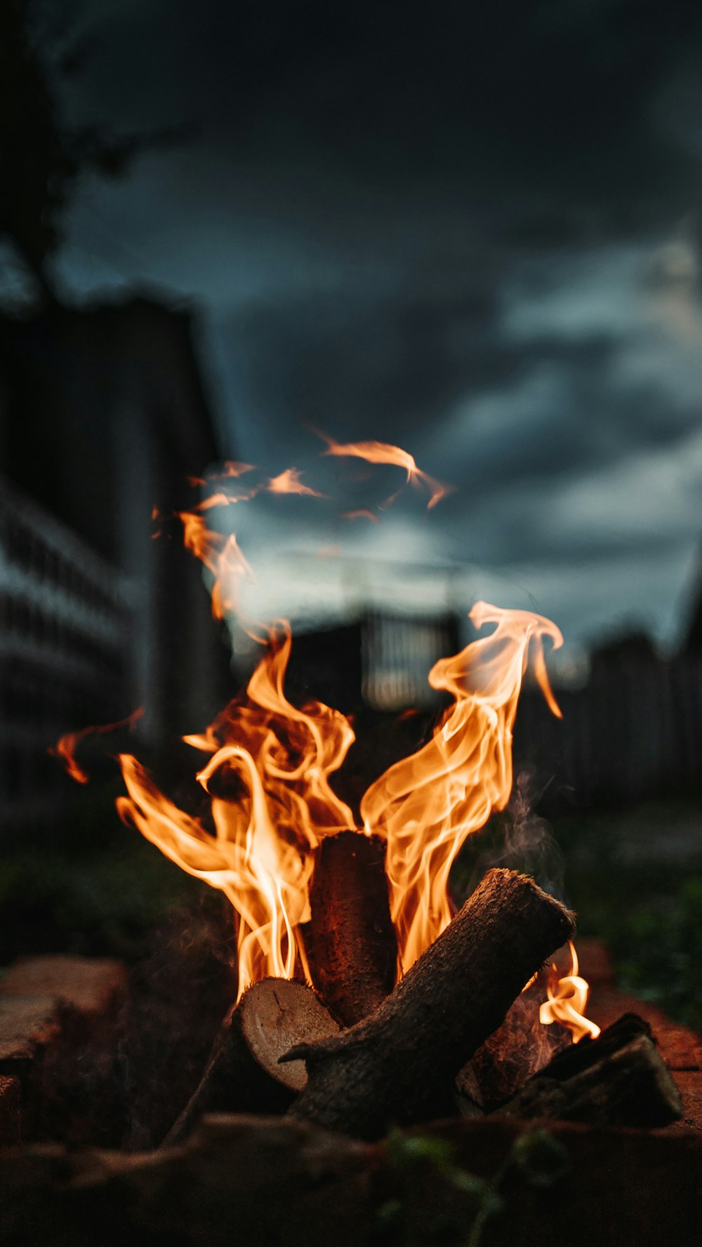 ein Feuer, das mitten auf einem Feld brennt