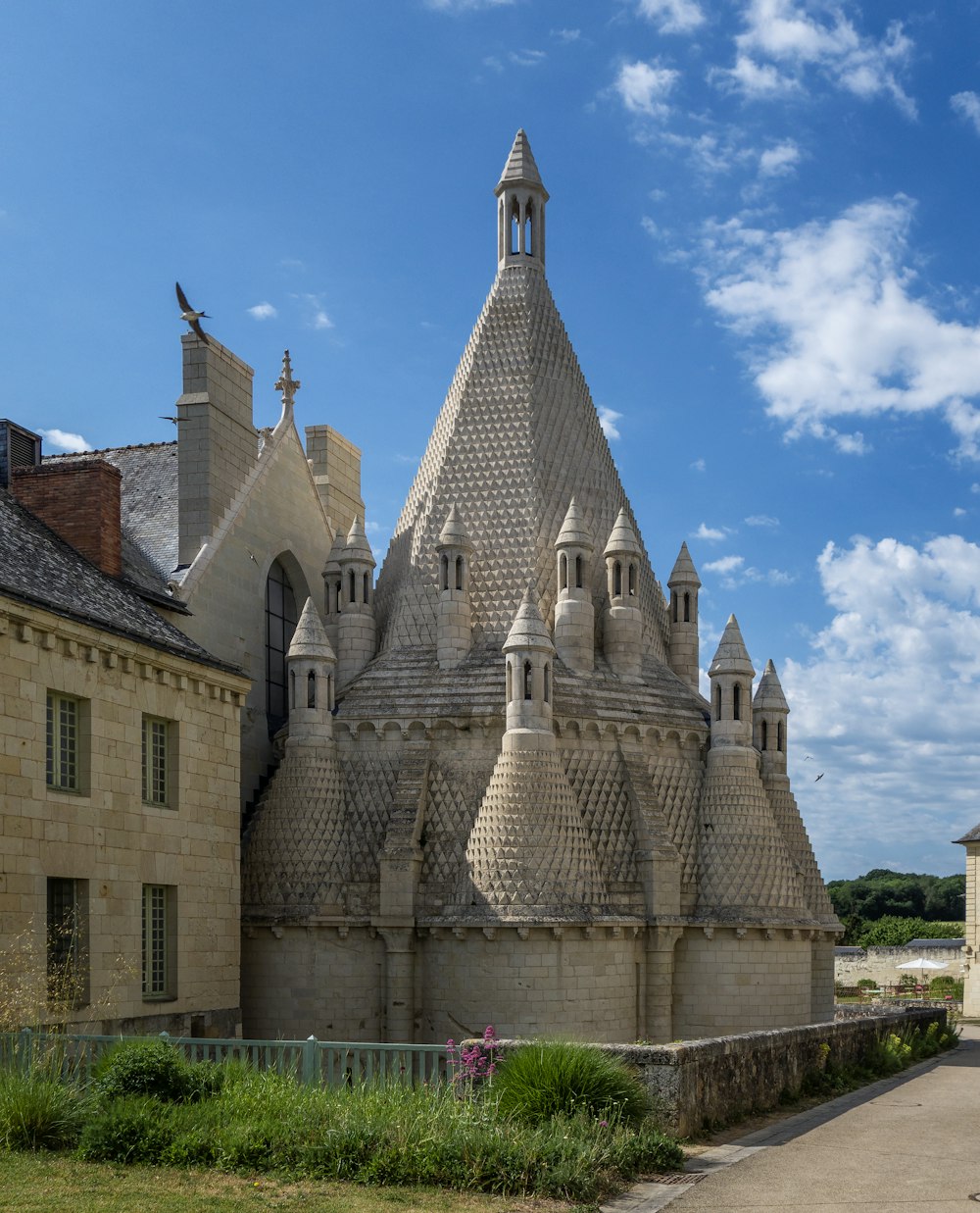 um castelo como edifício com uma torre do relógio