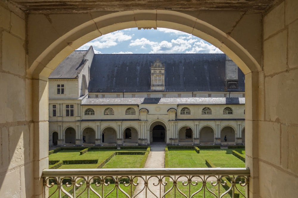 uma vista de um edifício através de um arco