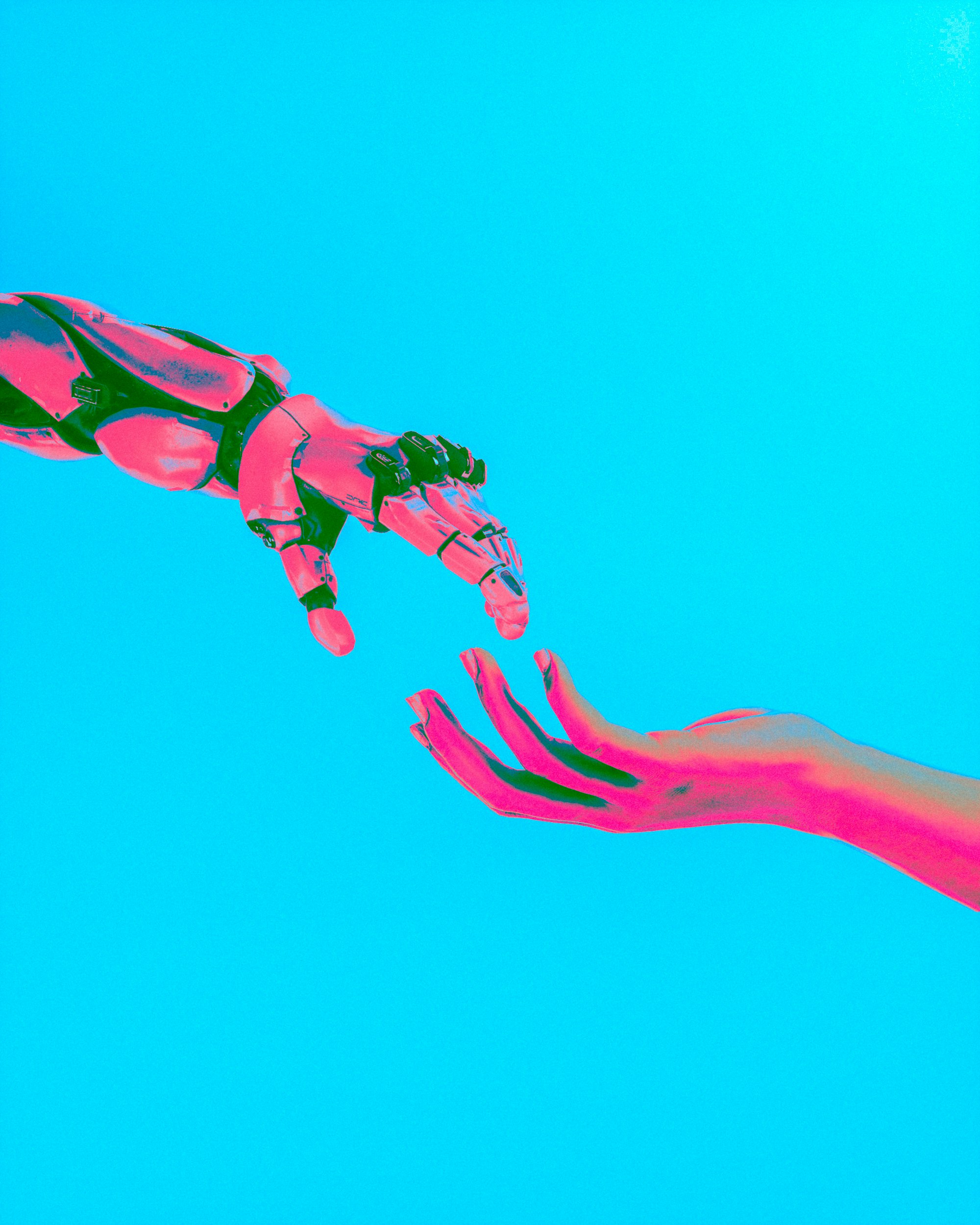Pinker Roboter-Arm reicht Mensch die Hand im Pop-Art-Style mit hellblauem Hintergrund