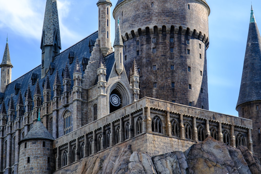 un château avec une horloge sur le devant