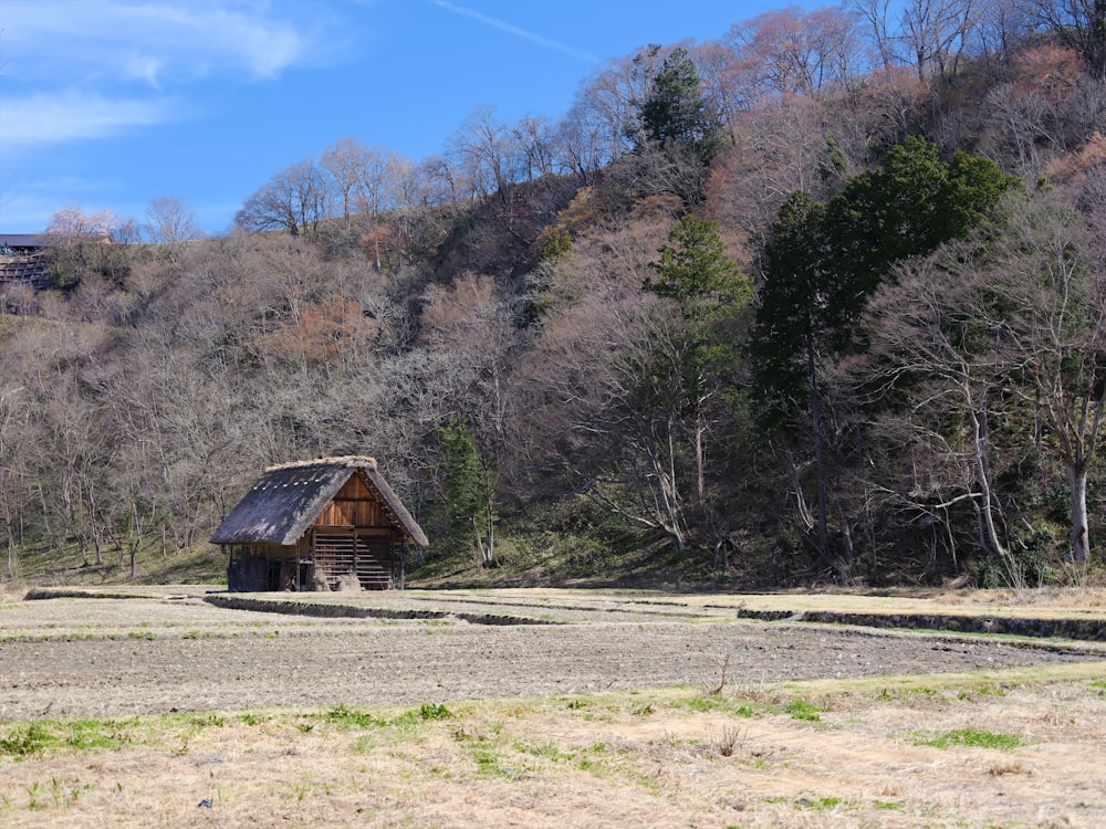 a small cabin in the middle of a field