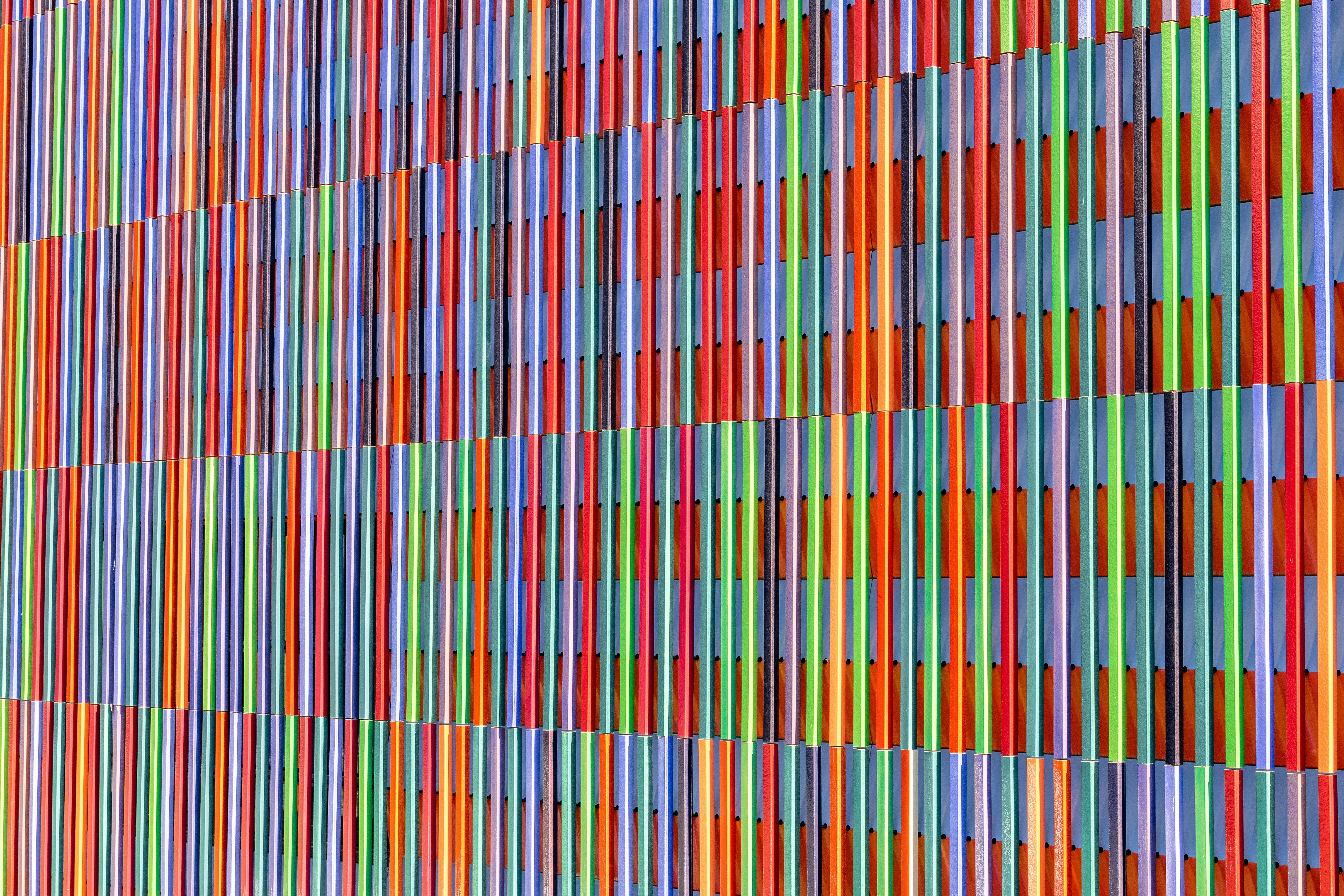 Eine mehrfarbige Wand wird mit vertikalen Linien dargestellt