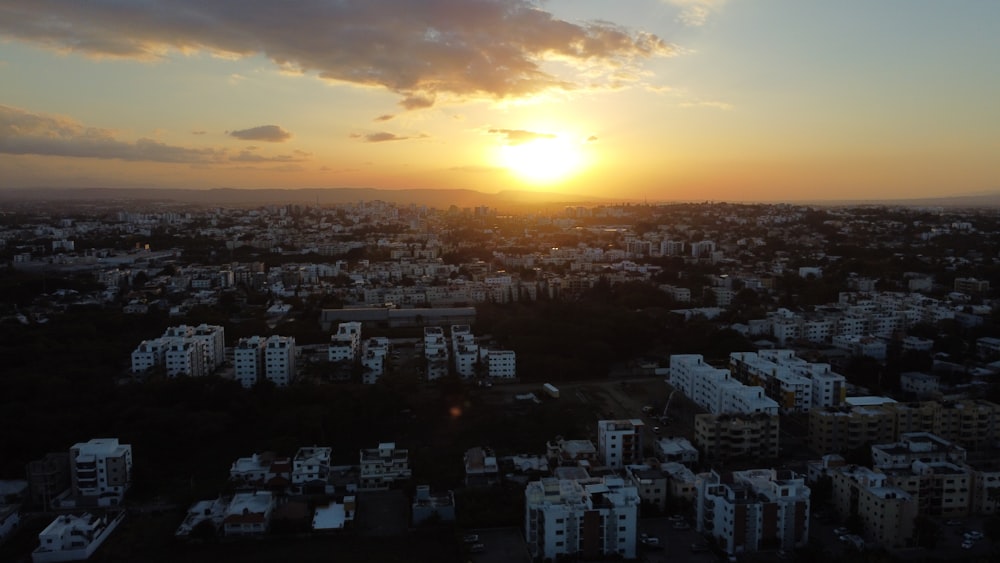 Le soleil se couche sur une ville aux grands immeubles