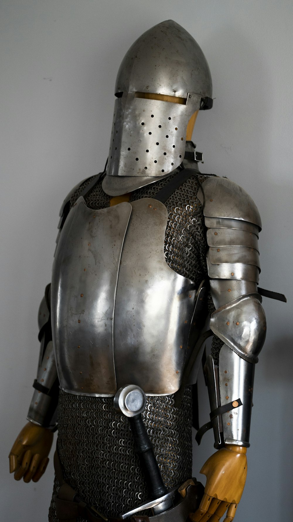 uma armadura com uma espada em exibição