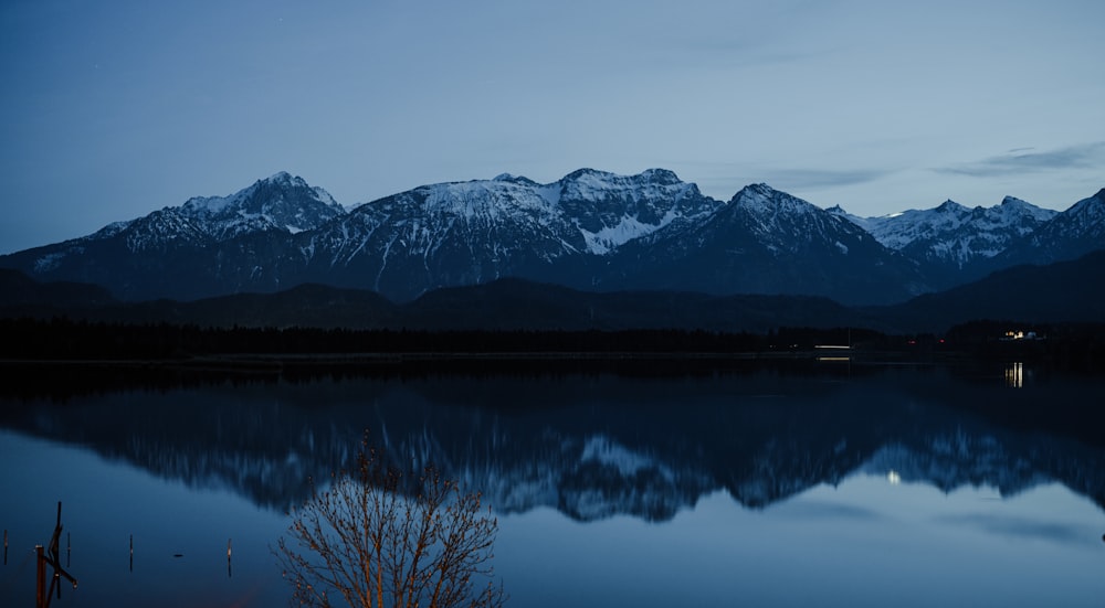湖の静水に映る山脈