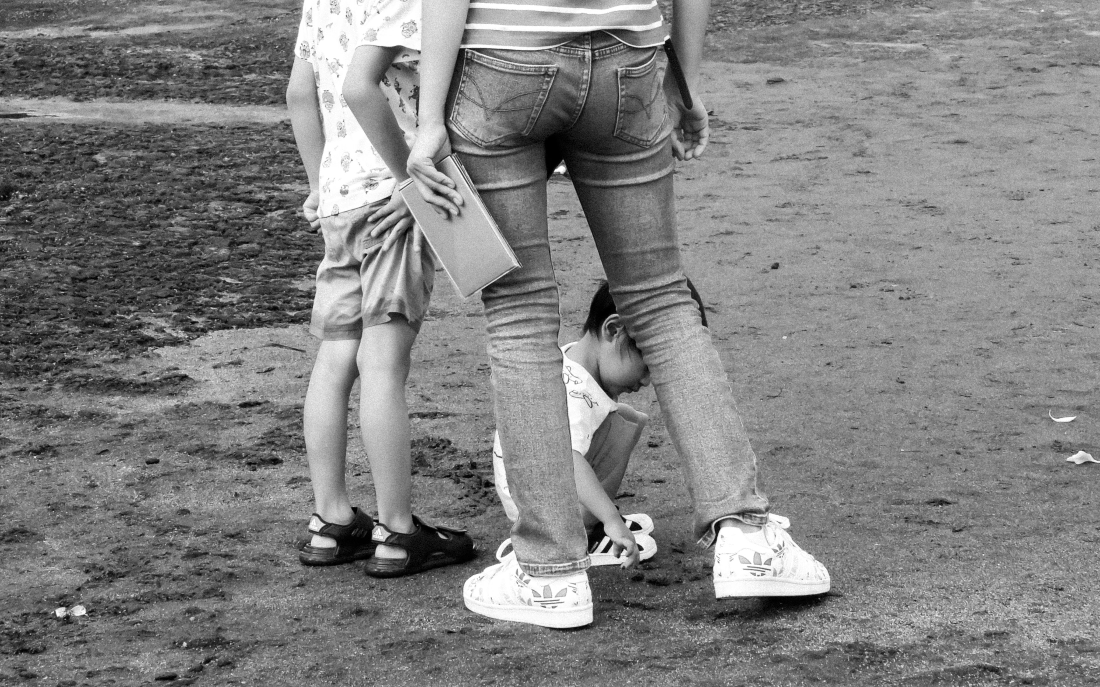 母と娘の白黒写真