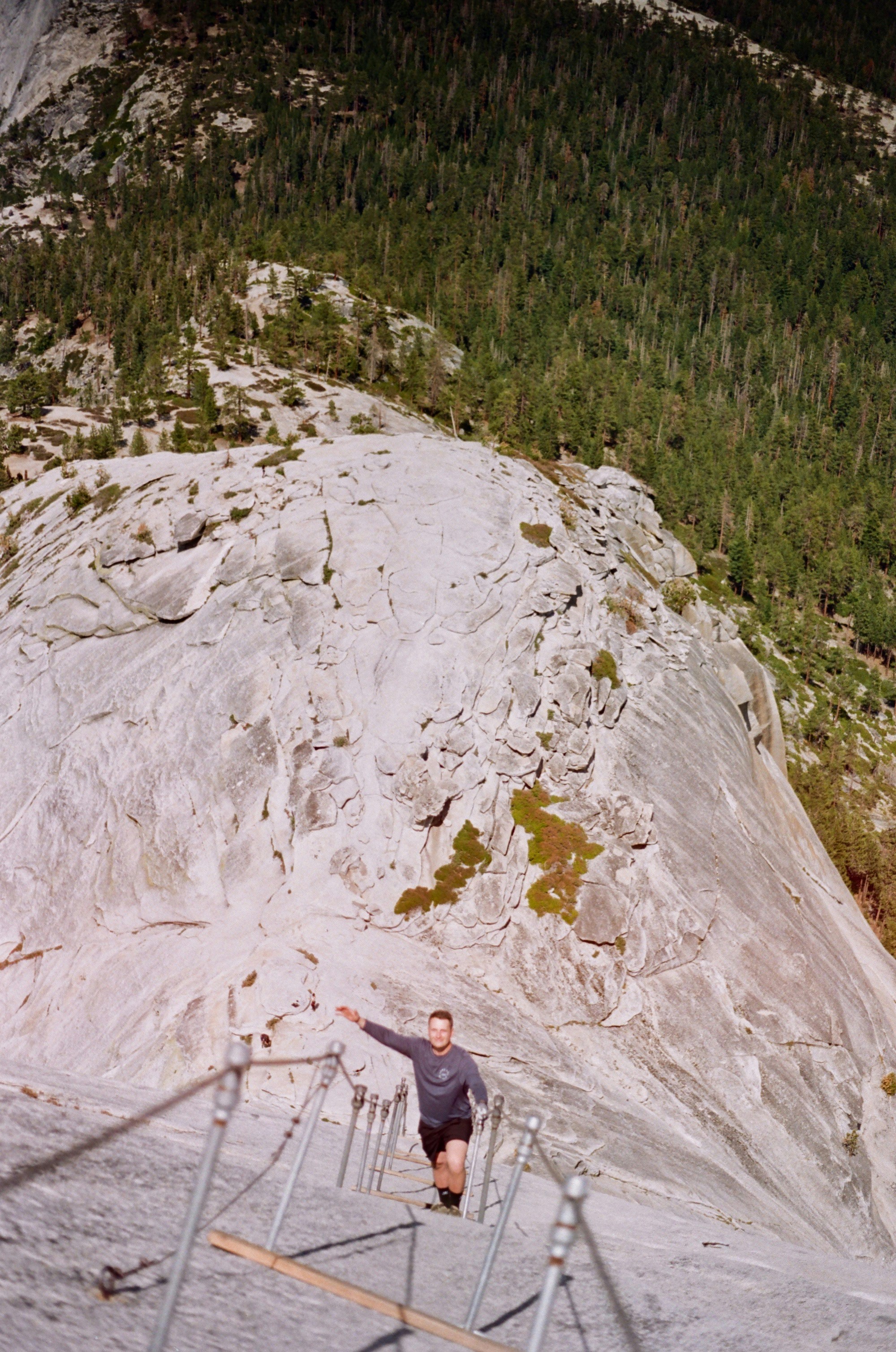 un-homme-montant-un-escalier-devant-une-montagne-photo-photo-gratuite