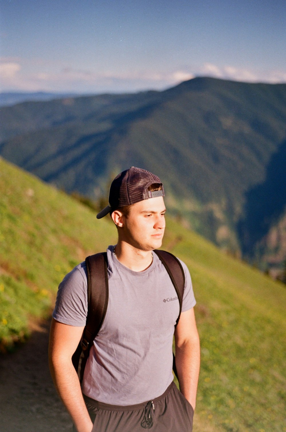 Ein Mann mit einem Rucksack, der auf einer Spur steht