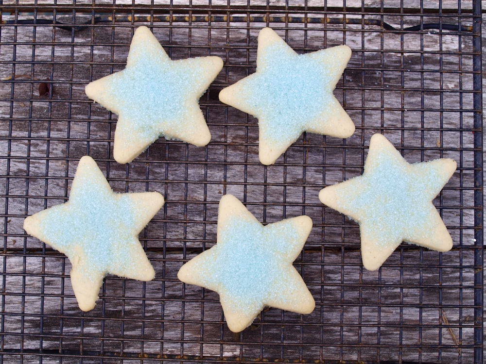 Biscuits en forme de quatre étoiles sur une grille de refroidissement