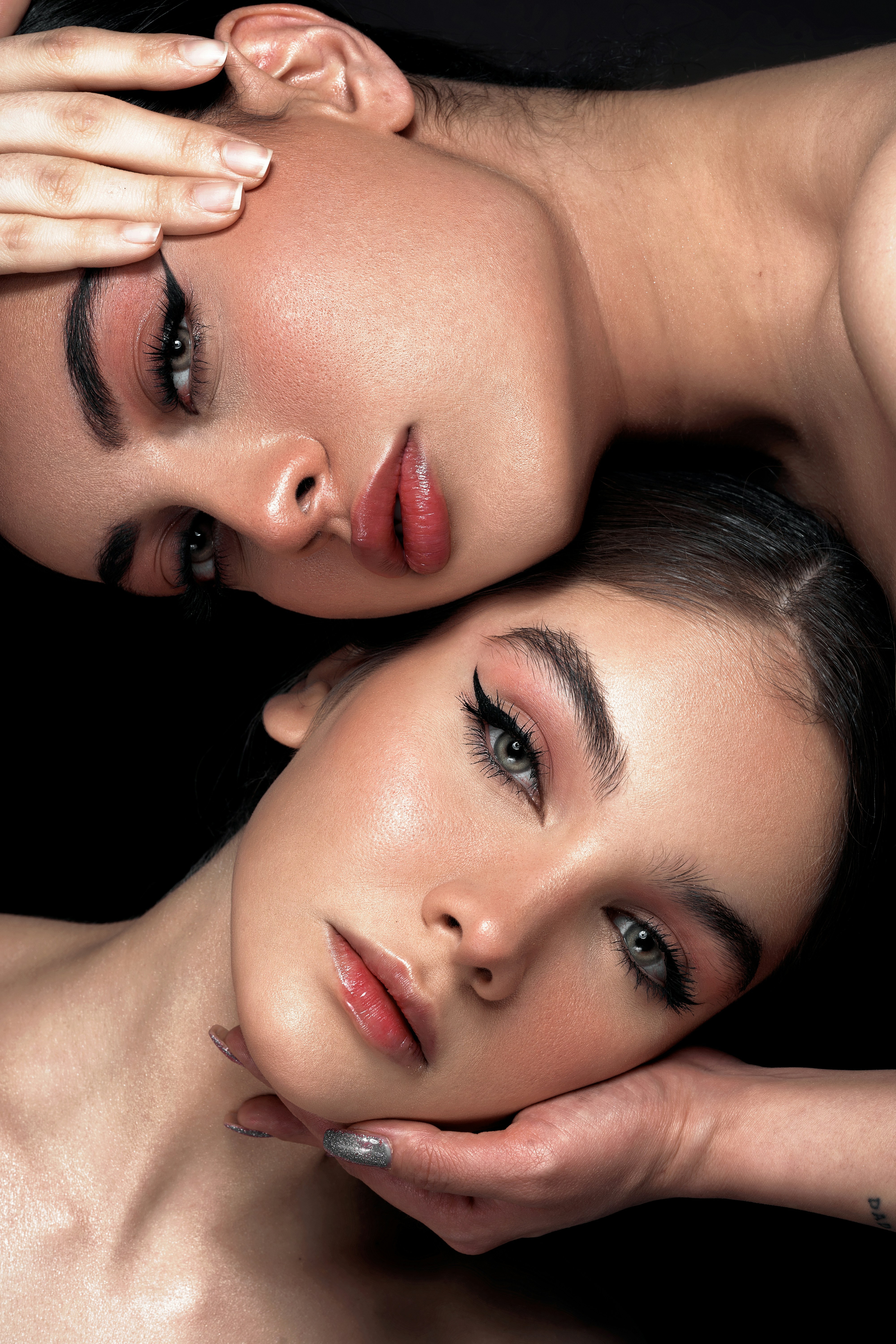 Un par de mujeres acostadas una