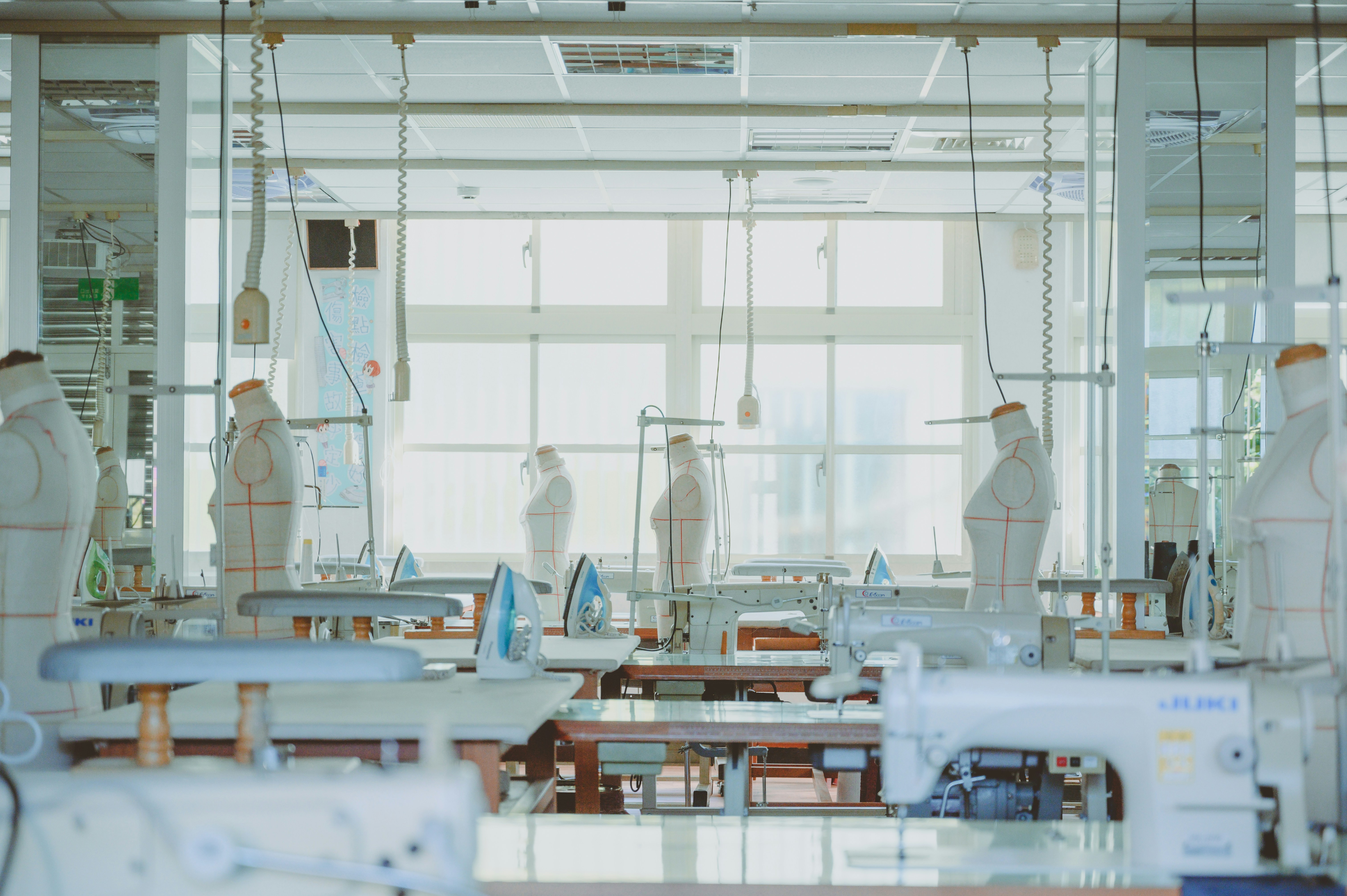 Un gruppo di manichini in piedi in una stanza