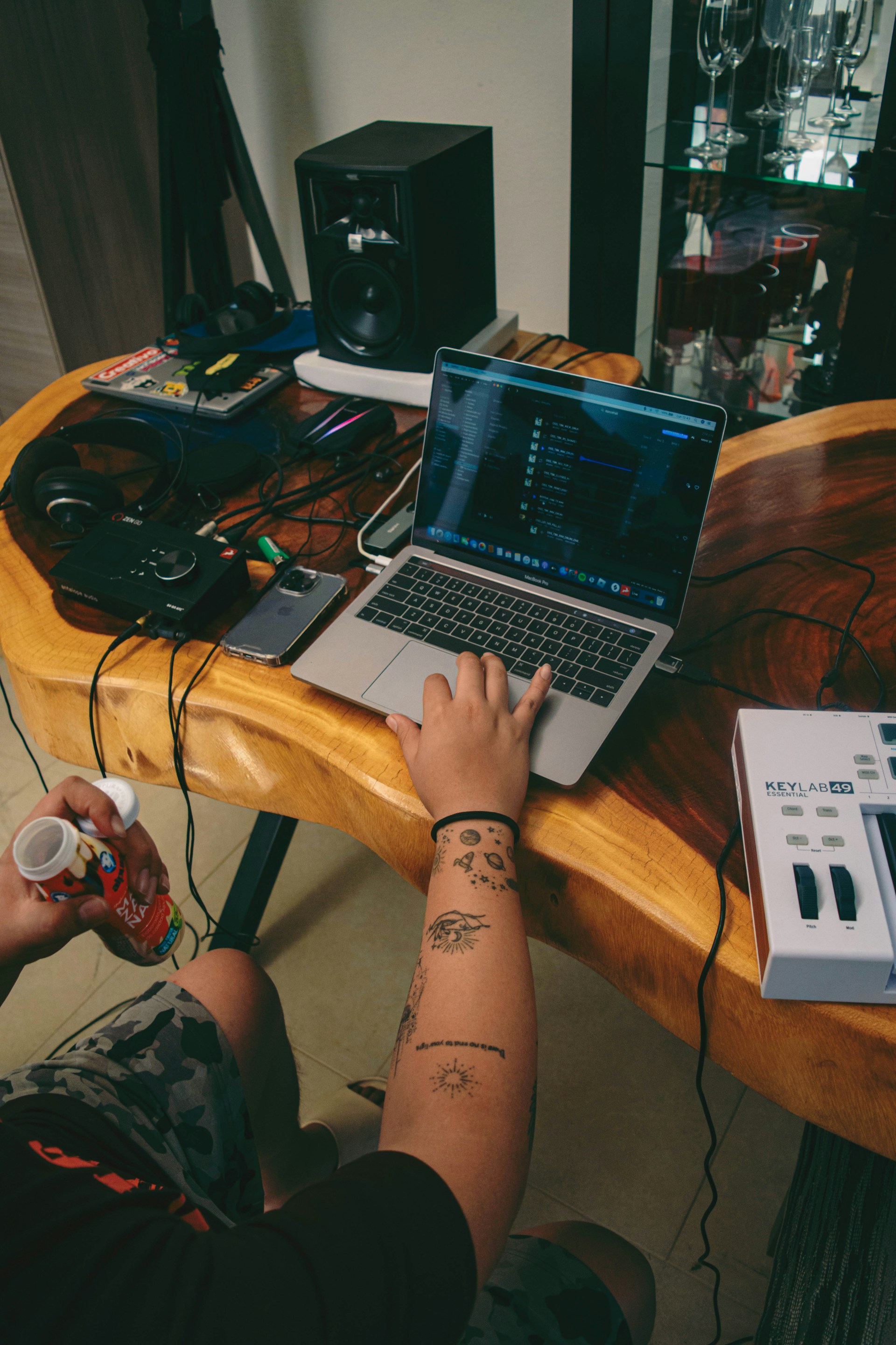 gray computer monitor