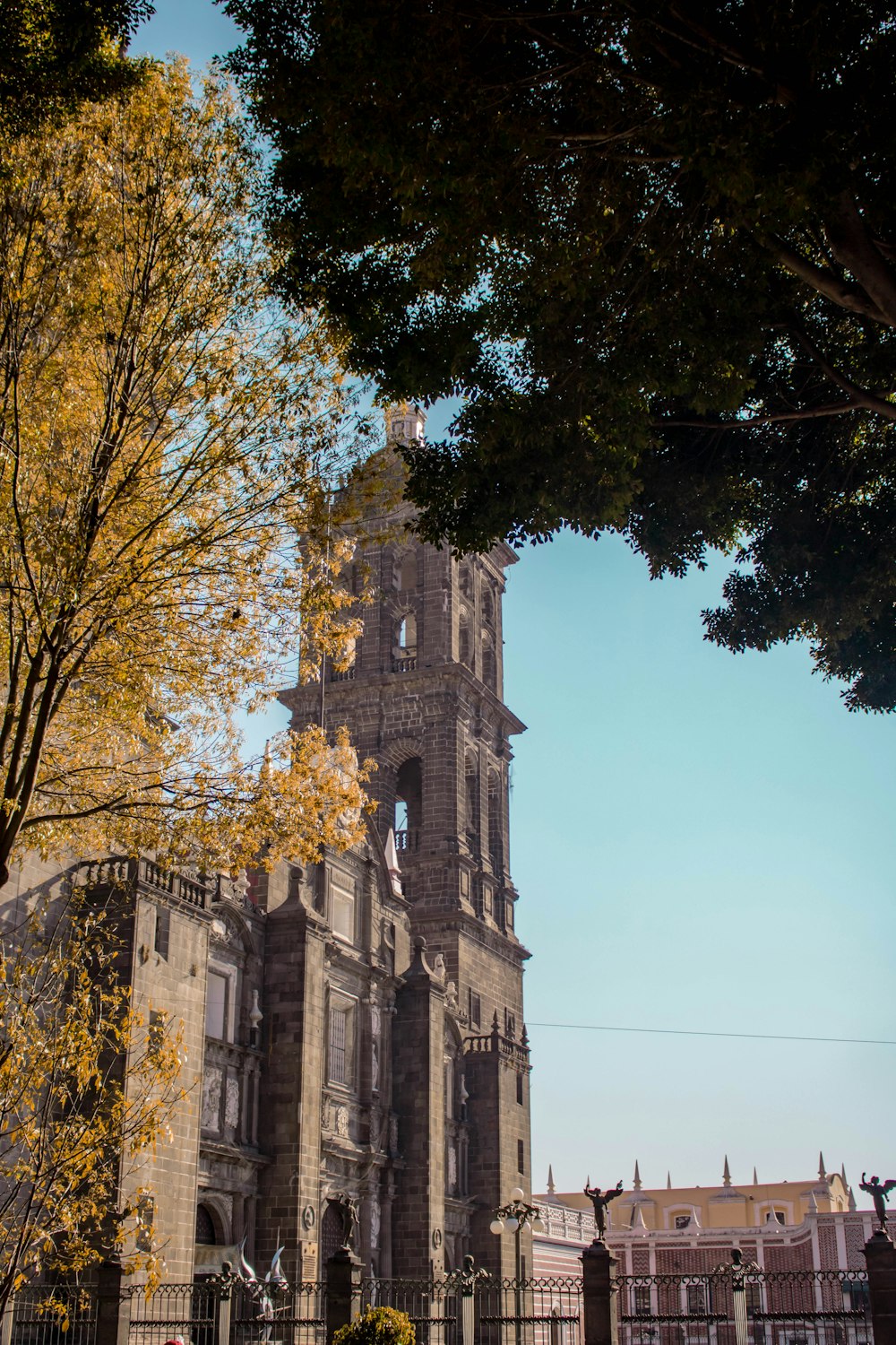 una torre alta con un reloj en la parte superior de la misma