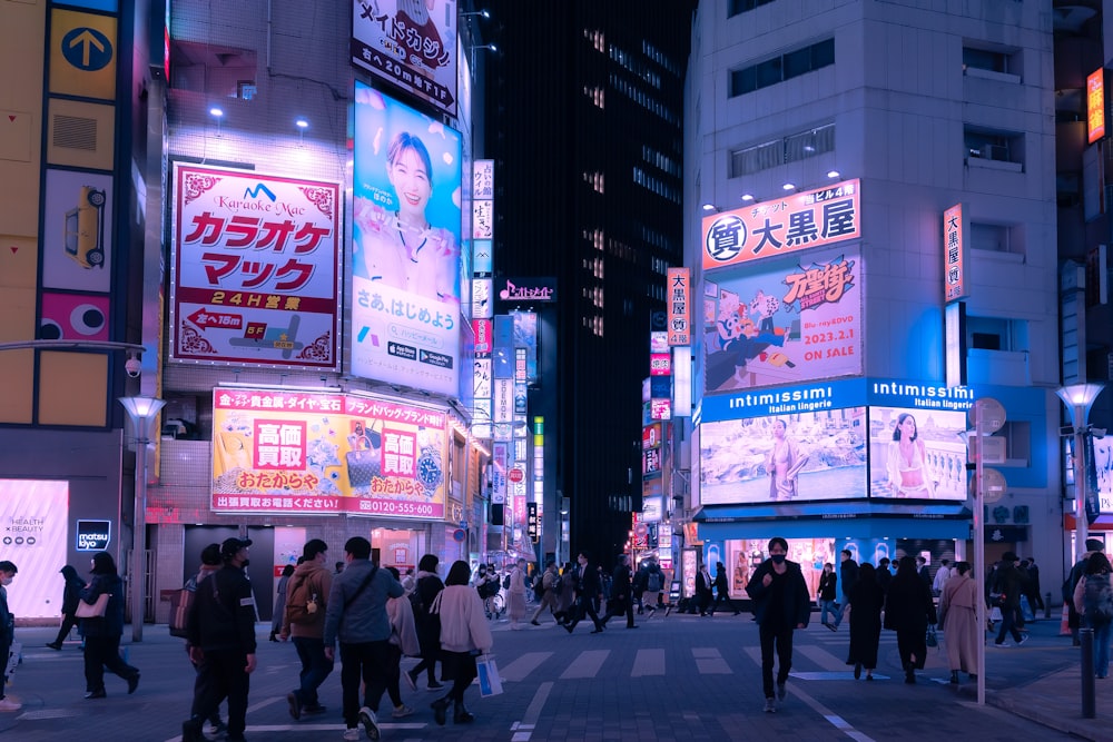 a city street filled with lots of people