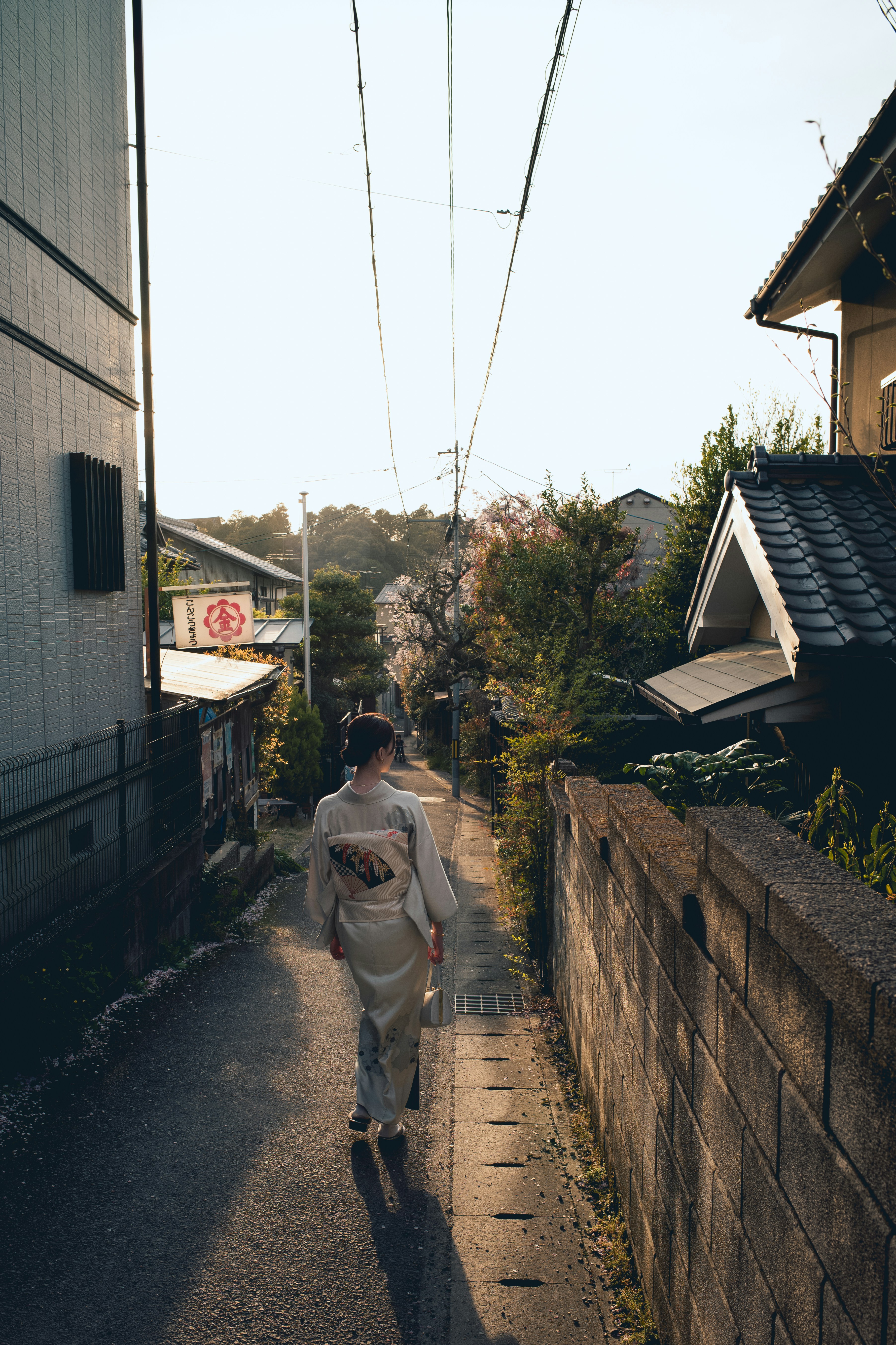 Foto Una persona caminando por una calle al lado de un edificio