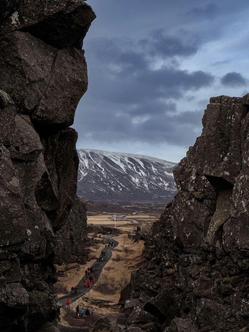 um grupo de pessoas em pé no topo de uma encosta rochosa