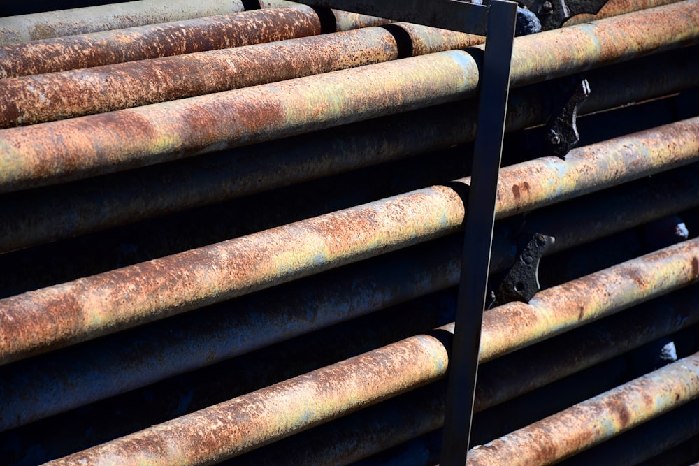 a close up of a bunch of metal pipes